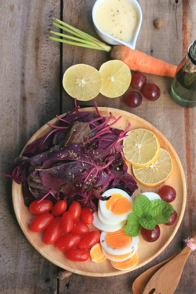 Frischer roter Spinatsalat und Sahne auf Holztisch — Stockfoto