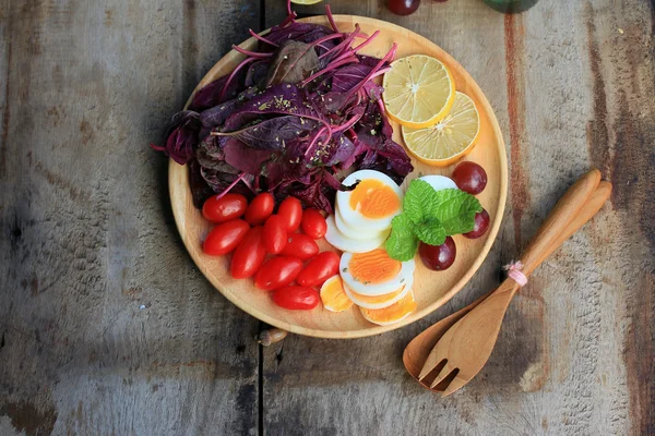 Frischer roter Spinatsalat und Sahne auf Holztisch — Stockfoto