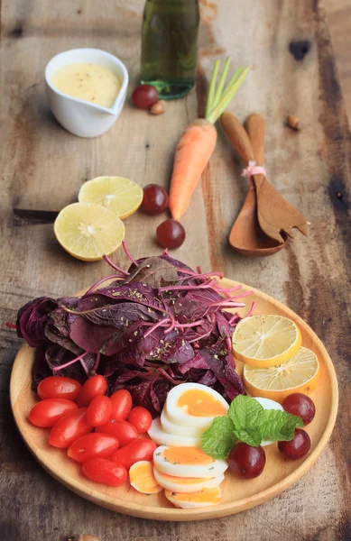 Frischer roter Spinatsalat und Sahne auf Holztisch — Stockfoto