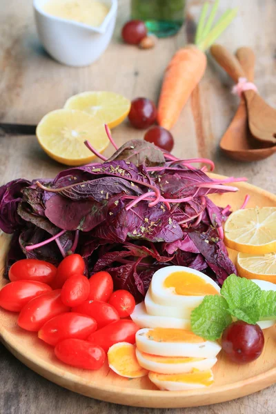 Frischer roter Spinatsalat und Sahne auf Holztisch — Stockfoto