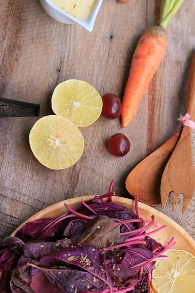 Frischer roter Spinatsalat und Sahne auf Holztisch — Stockfoto