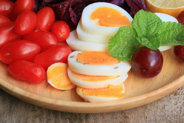 Verse rode spinazie salade en room op houten tafel — Stockfoto