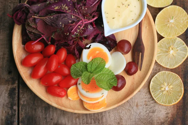 Salada de espinafre vermelho fresco e creme na mesa de madeira — Fotografia de Stock