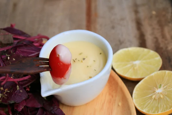 Salada de espinafre vermelho fresco e creme na mesa de madeira — Fotografia de Stock