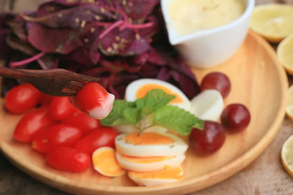 Frisk rød spinat salat og fløde på træbord - Stock-foto