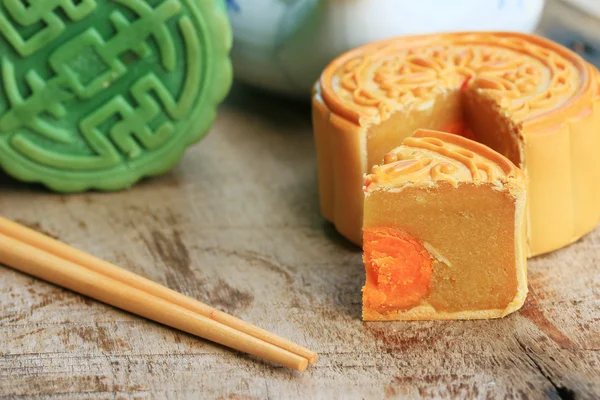 Festival moon cake and hot tea - Chinese cake — Stock Photo, Image