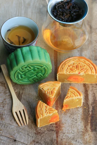 Festival moon cake and hot tea - Chinese cake — Stock Photo, Image