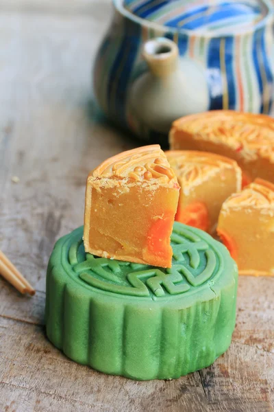 Festival moon cake and hot tea - Chinese cake — Stock Photo, Image