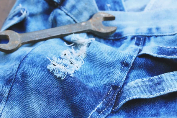 Vintage jeans fondo y herramientas — Foto de Stock