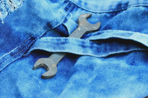 Ξεβαμμένο μπλε τζιν φόντο και εργαλεία — Φωτογραφία Αρχείου