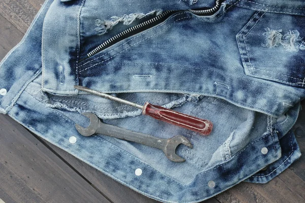 Vintage jeans fundo e ferramentas — Fotografia de Stock