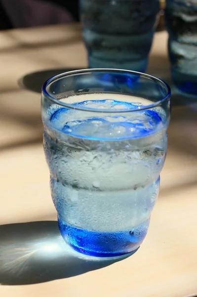 Bere acqua con ombra — Foto Stock