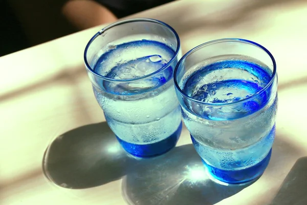 Bere acqua con ombra — Foto Stock