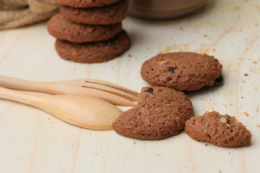 Çikolata parçacıklı kurabiye.