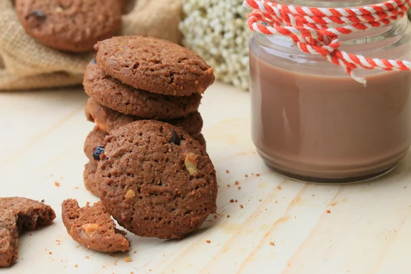 Galletas con chispas de chocolate y bebidas de cacao — Foto de Stock