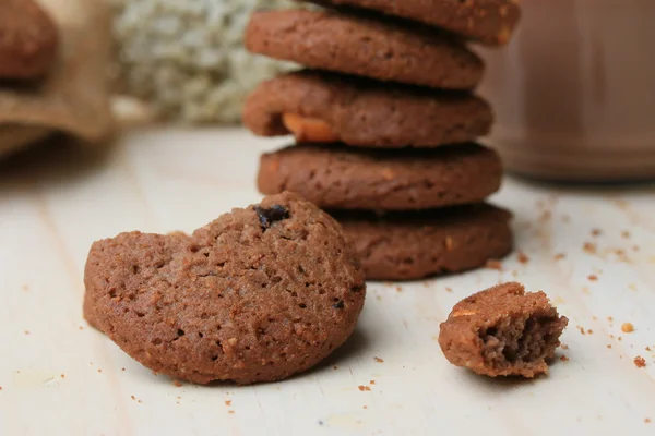 Galletas con chispas de chocolate y bebidas de cacao —  Fotos de Stock