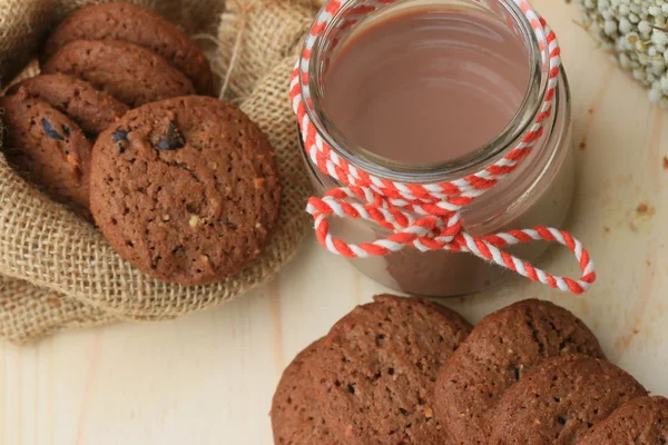 Chocolate chip cookies och kakao drycker — Stockfoto
