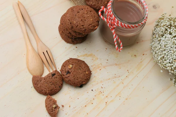 Galletas con chispas de chocolate y bebidas de cacao —  Fotos de Stock