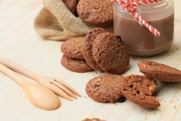 Galletas con chispas de chocolate y bebidas de cacao —  Fotos de Stock