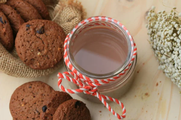 Galletas con chispas de chocolate y bebidas de cacao —  Fotos de Stock