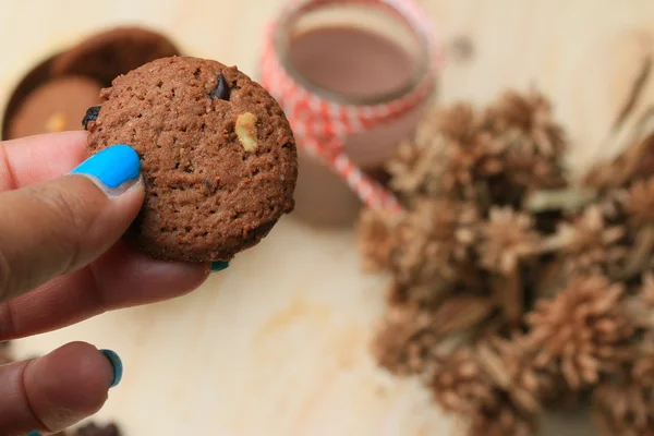 Galletas con chispas de chocolate y bebidas de cacao —  Fotos de Stock