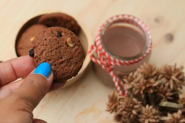 Galletas con chispas de chocolate y bebidas de cacao —  Fotos de Stock