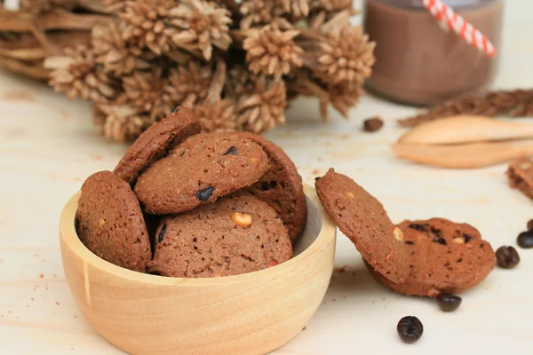 Galletas con chispas de chocolate y bebidas de cacao — Foto de Stock