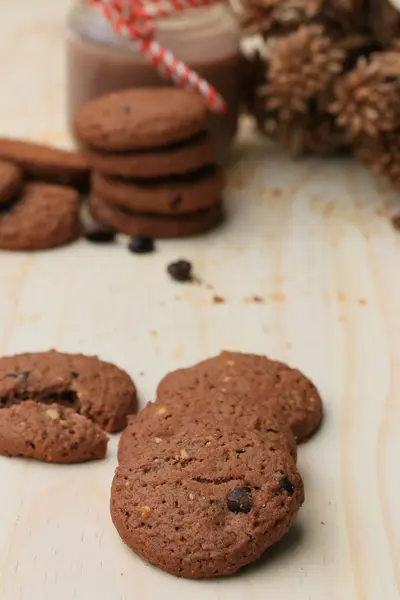 Chocolate chip cookies and cocoa drinks — Stock Photo, Image