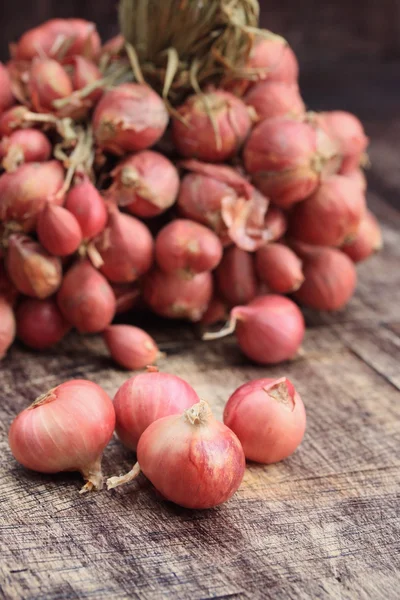 빈티지 나무에 shallots — 스톡 사진