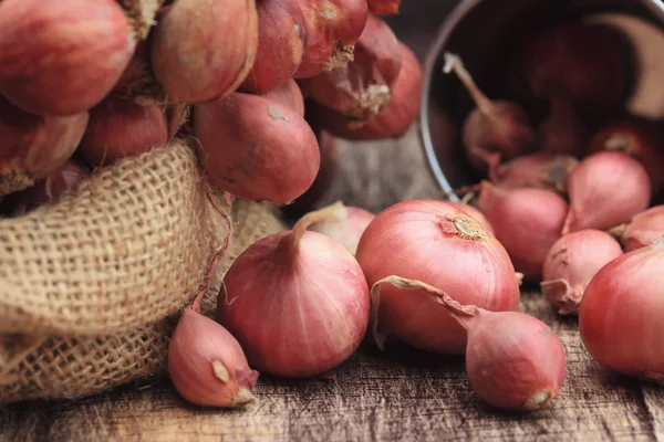 빈티지 나무에 shallots — 스톡 사진