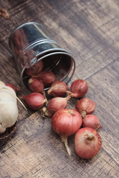 Schalotten und Knoblauch auf Holz Jahrgang — Stockfoto