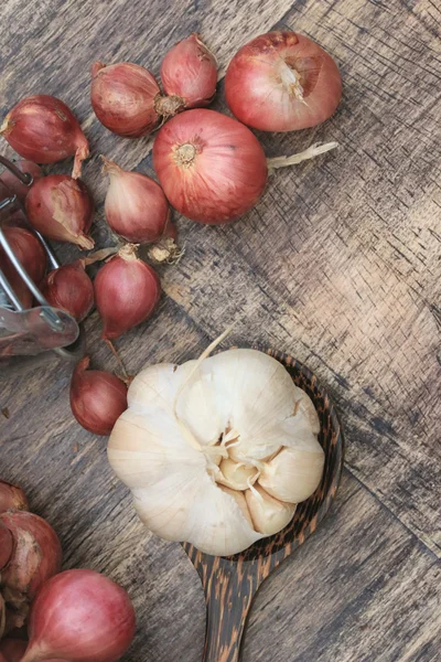 Shallots, 나무 빈티지에 마늘 — 스톡 사진