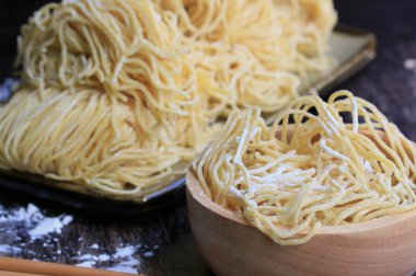 Sarı yumurta noodle