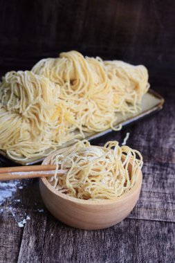 Sarı yumurta noodle