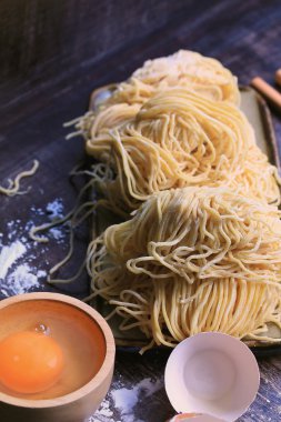 Sarı yumurta noodle