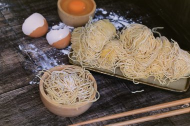 Sarı yumurta noodle