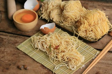 Sarı yumurta noodle
