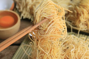 Sarı yumurta noodle