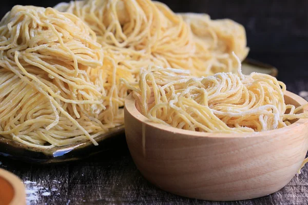 Gele eiernoedels — Stockfoto