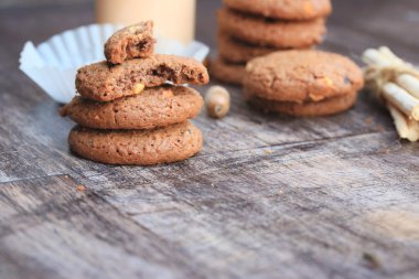 Lezzetli Çikolata parçalı kurabiye ve ekşi süt