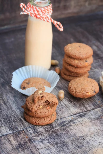 Galleta de chispas de chocolate sabroso y leche agria —  Fotos de Stock