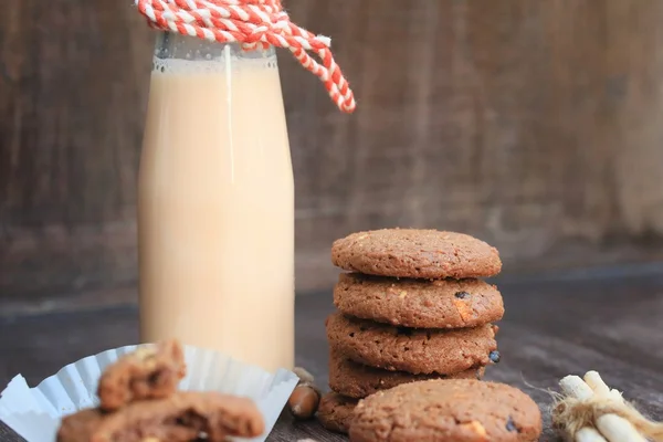 Galleta de chispas de chocolate sabroso y leche agria —  Fotos de Stock