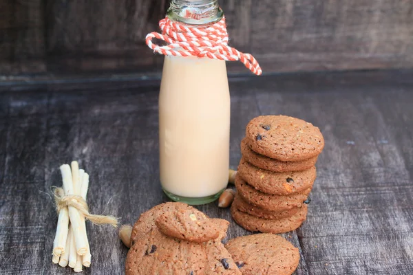 Galleta de chispas de chocolate sabroso y leche agria — Foto de Stock