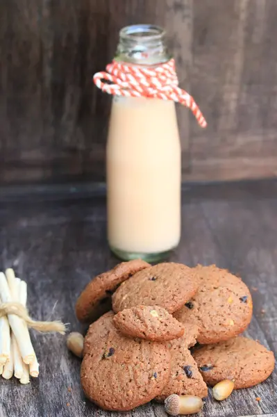 Galleta de chispas de chocolate sabroso y leche agria —  Fotos de Stock