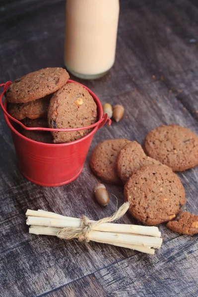 Tasty chocolate chip cookie and sour milk — Stock Photo, Image