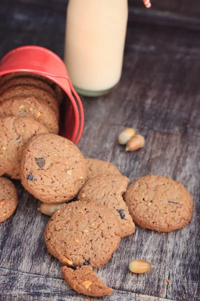 Välsmakande chocolate chip cookie och sur mjölk — Stockfoto