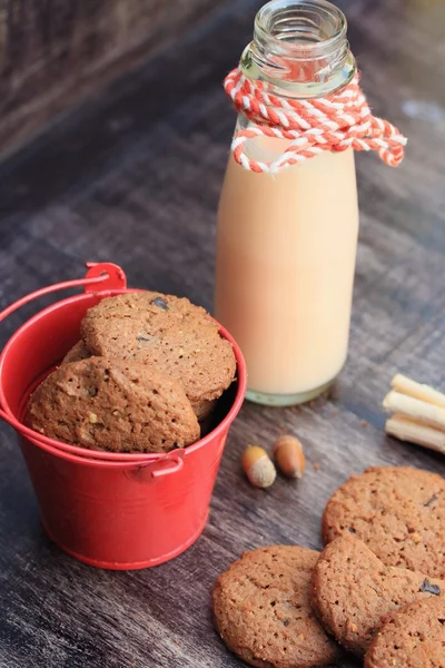 Tasty chocolate chip cookie and sour milk — Stock Photo, Image