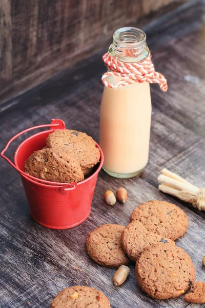 Tasty chocolate chip cookie and sour milk — Stock Photo, Image