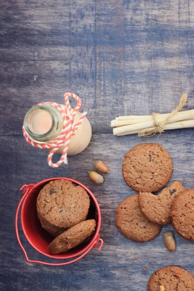 Lezzetli Çikolata parçalı kurabiye ve ekşi süt — Stok fotoğraf