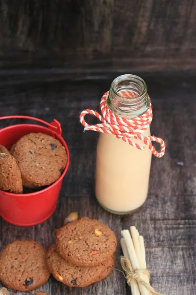 Вкусное шоколадное печенье и кислое молоко — стоковое фото